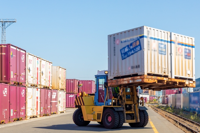 工場でフォークリフトが活躍している